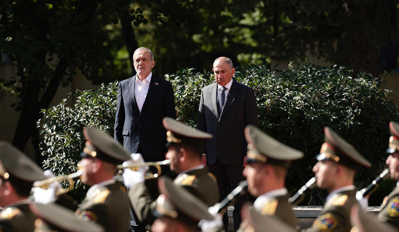 Nikol Paşinyan Ermənistana rəsmi səfərə gələn İran prezidentini qəbul edib