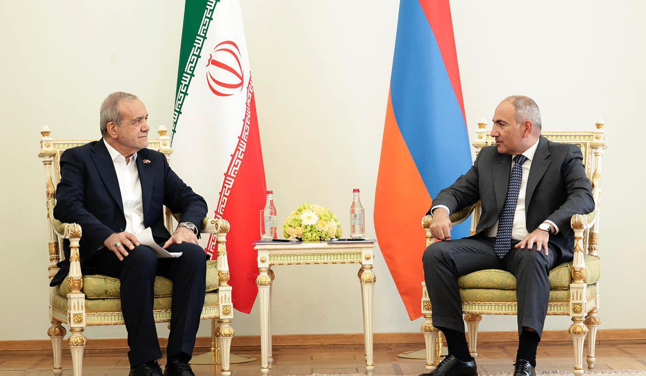 Премьер-министр Армении и президент Ирана провели встречу в узком формате
