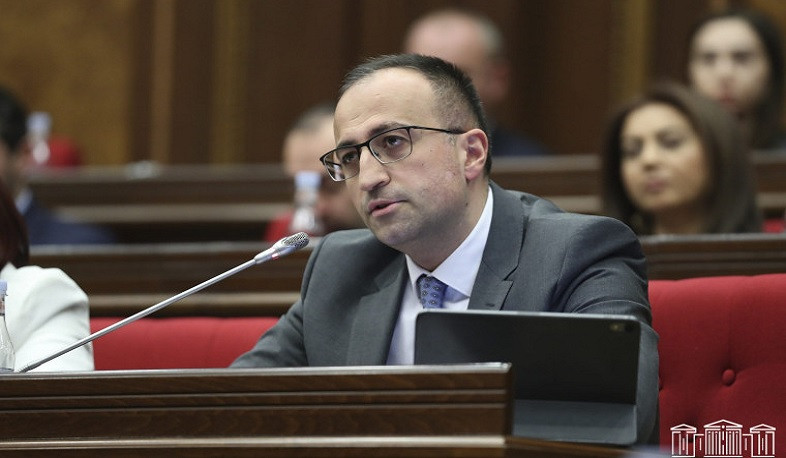 Արսեն Թորոսյանը վայր է դնում պատգամավորական մանդատը