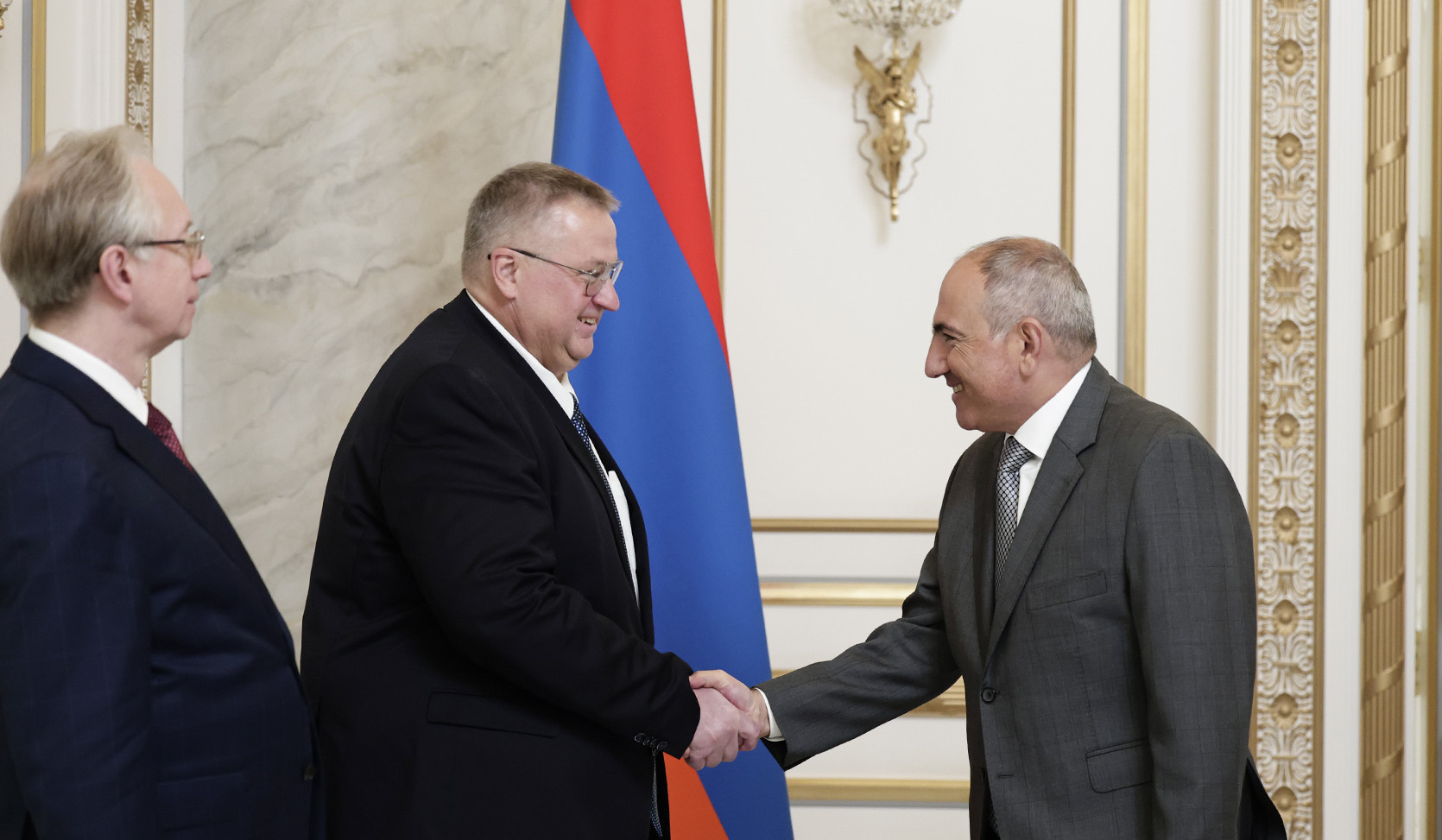 Пашинян и Оверчук обсудили актуальные вопросы сотрудничества в рамках ЕАЭС