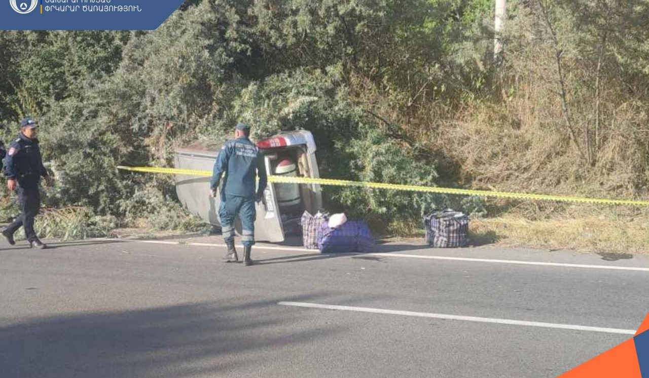 Երևան-Սևան-Իջևան ավտոճանապարհին Nissan-ը բախվել է ճամփեզրյա հողաթմբերին և կողաշրջվել. տուժածը հոսպիտալացվել է