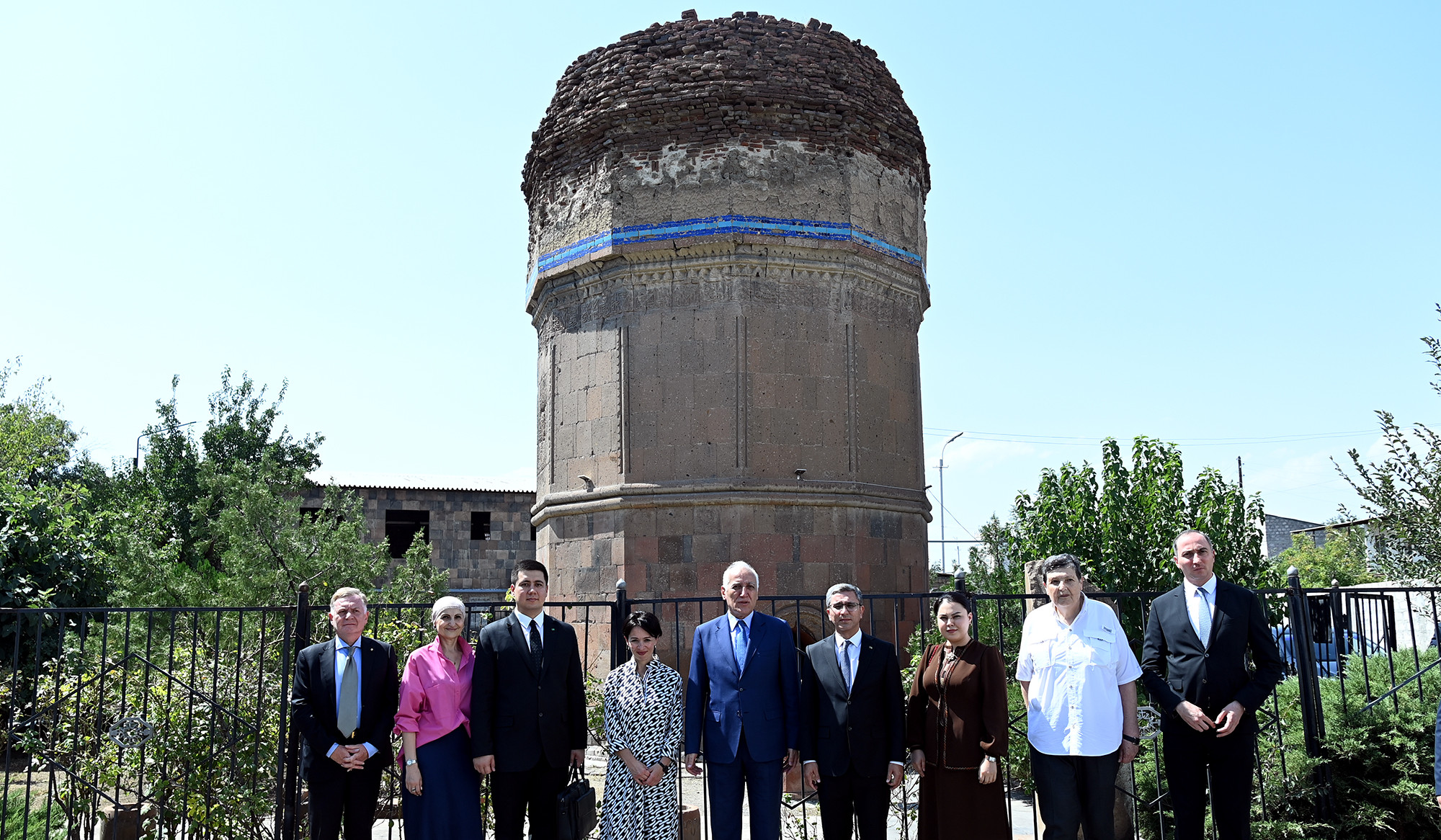 ՀՀ նախագահն ու ԿԳՄՍ նախարարն այցելել են Արգավանդ բնակավայրում գտնվող թուրքմենական դամբարան