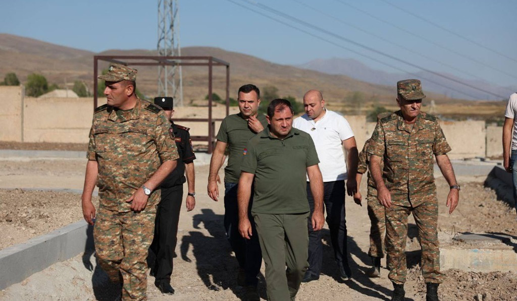 Սուրեն Պապիկյանը ծանոթացել է մոդուլային տիպի զորամասերի շինարարական աշխատանքների ընթացքին