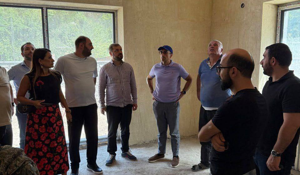 Քարահունջ բնակավայրում մի քանի տասնյակ տներ են կառուցվում. Գևորգ Պապոյանը և մի շարք պատգամավորներ այցելել են Սյունիքի մարզ