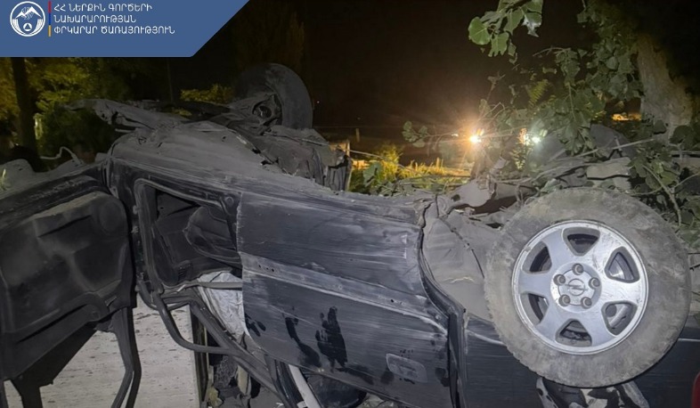 Ավտոմեքենան բախվել է ծառին, գերեզմանաքարին և շրջվել. տուժածները հոսպիտալացվել են