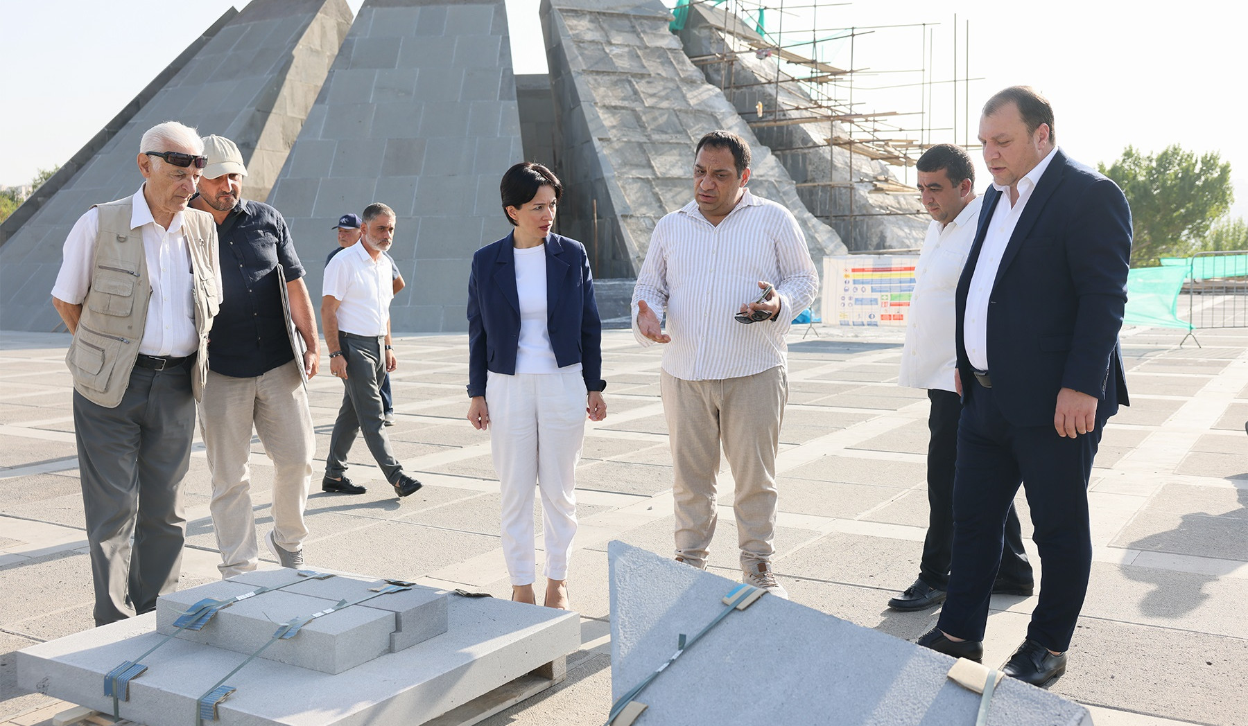 Ապրիլի 24-ին այցելուների հոսքին չխոչընդոտելու նպատակով մույթերը հերթով են հիմնանորոգվում. Ժաննա Անդրեասյանն այցելել է Հայոց ցեղասպանության հուշահամալիր