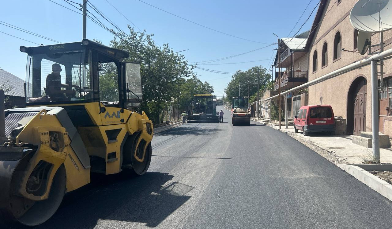 Աշտարակ-Փարպի-Ղազարավան ավտոճանապարհի հիմնանորոգման շրջանակում մեկնարկել են ասֆալտբետոնե ծածկի տեղադրման աշխատանքներ