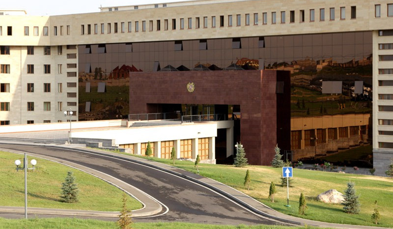 Մոտոցիկլիստի ու բանակային դիրքի զինծառայողների մասնակցությամբ տարածված տեսանյութի կապակցությամբ նշանակվել է ծառայողական քննություն. ՊՆ