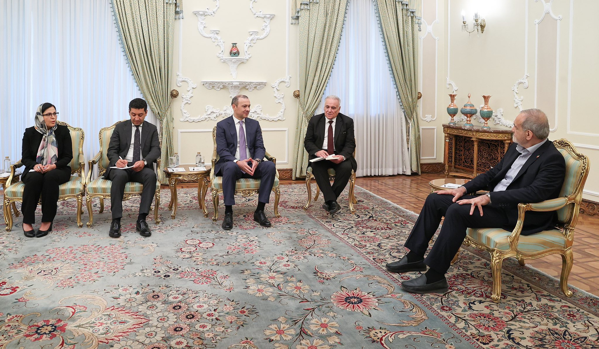 ՀՀ ԱԽ քարտուղարը հանդիպել է ԻԻՀ նախագահ Մասուդ Փեզեշքիանի հետ