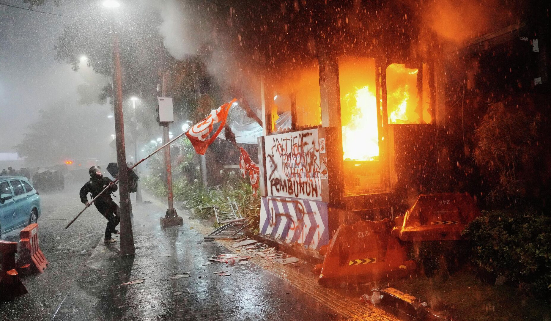 В Индонезии вспыхнули массовые протесты: три человека погибли