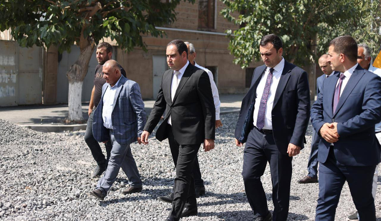 Դավիթ Խուդաթյան այցելել է Վաղարշապատ համայնքի մի շարք շինհրապարակներ՝ ծանոթանալու ընթացիկ աշխատանքներին