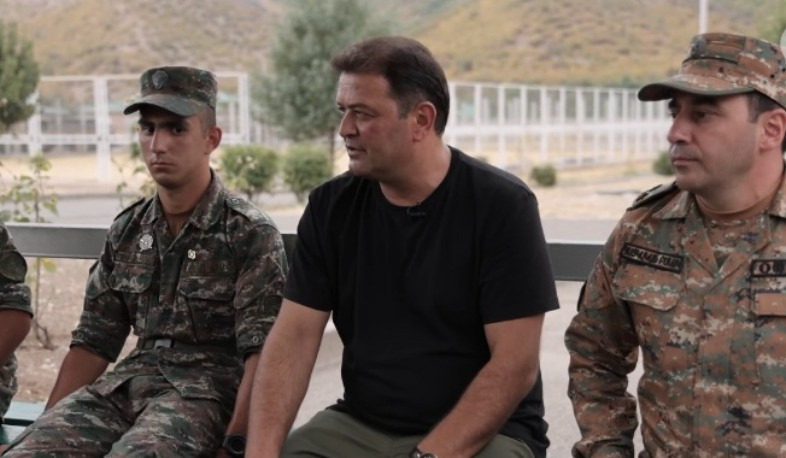 Երգիչ, երգահան Արսեն Սաֆարյանն ու եղբայրը՝ ՊՆ զորամասում