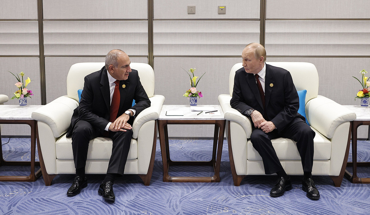 Nikol Pashinyan and Vladimir Putin meet in China
