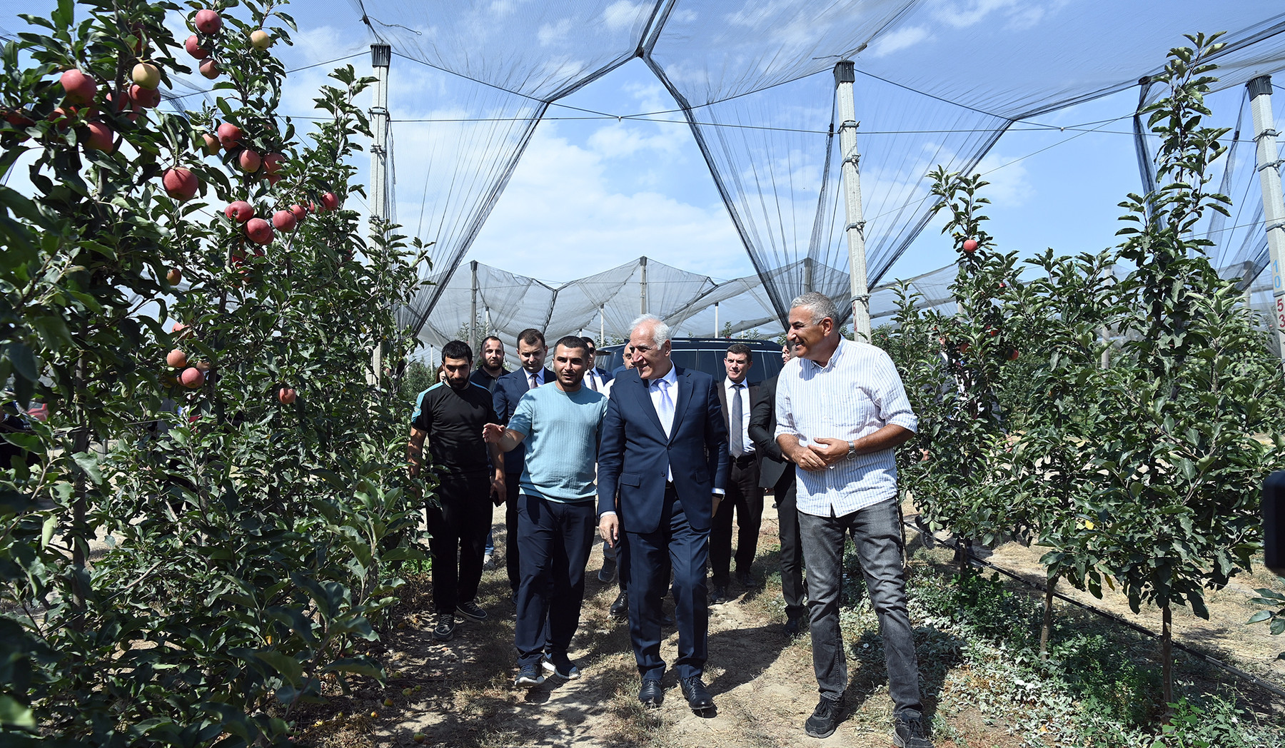 ՀՀ նախագահն այցելել է Նաիրի և Եղվարդ համայնքներում գտնվող խնձորի այգիներ