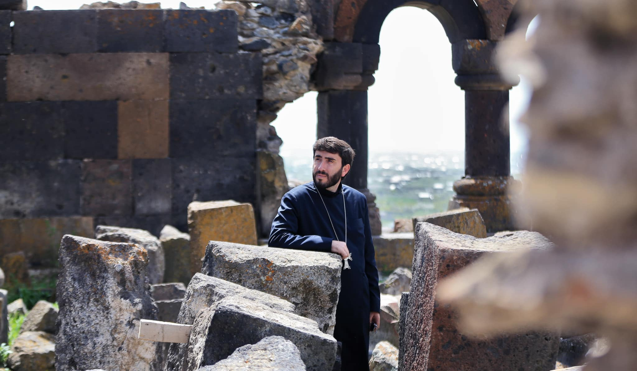 Իմ գրառման արձագանքը եղավ ոչ թե բաց երկխոսության կամ եղբայրական սրտագին հորդորների ձևով, այլ զանգերով, լռեցման թաքուն ու նենգ փորձերով. Տեր Արամ