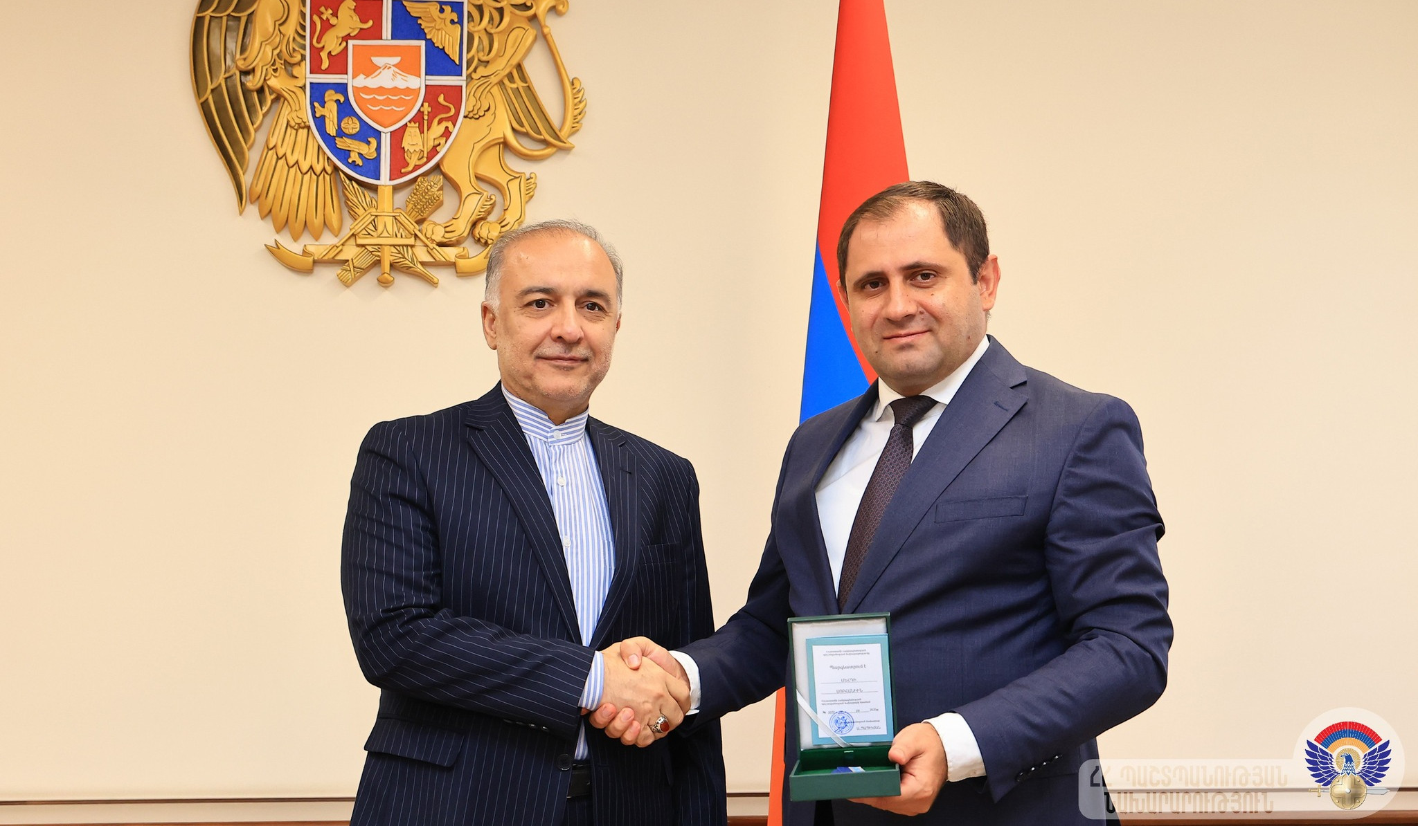 Papikyan İranın Ermənistandakı səfirini medalı ilə təltif edib