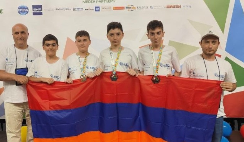 1 արծաթե և 2 բրոնզե մեդալ Եվրոպայի ինֆորմատիկայի պատանեկան 9-րդ միջազգային օլիմպիադայում