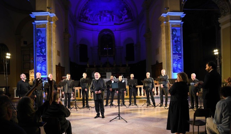 Իտալիայում տեղի ունեցած Միջազգային բազմաձայն երաժշտության փառատոնին բացառիկ համերգով է հանդես եկել Հայաստանի պետական կամերային երգչախումբը