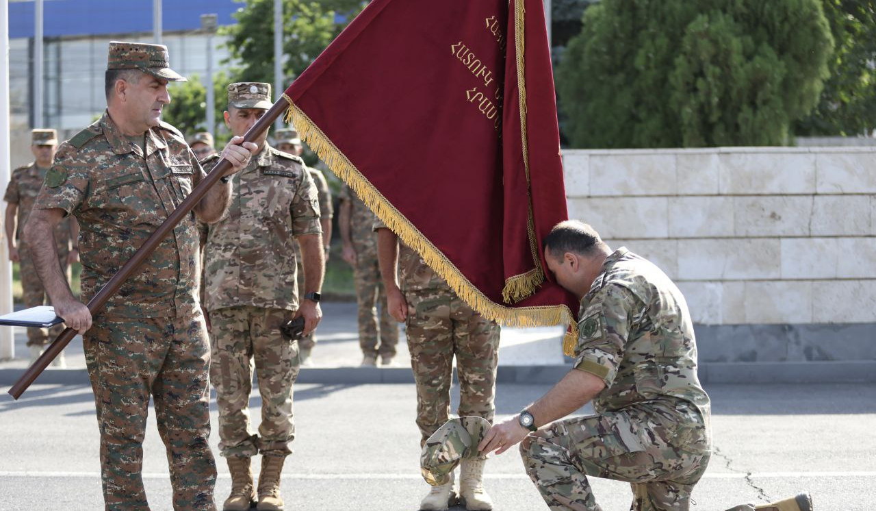 ԶՈՒ ԳՇ պետը մարտական դրոշ է հանձնել Հատուկ նշանակության ուժերի հրամանատարությանը