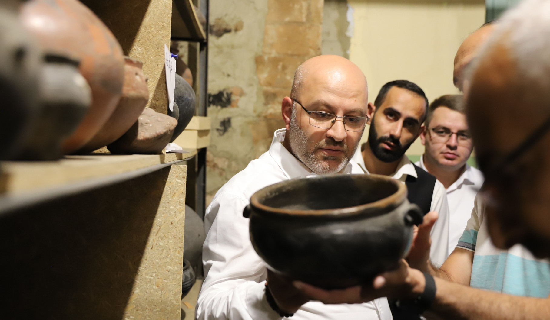 Քարե դարի եզակի նմուշներից մինչև ուշ միջնադարի խեցեգործական գտածոներ. մարզպետն այցելել է Շիրակի երկրագիտական թանգարան