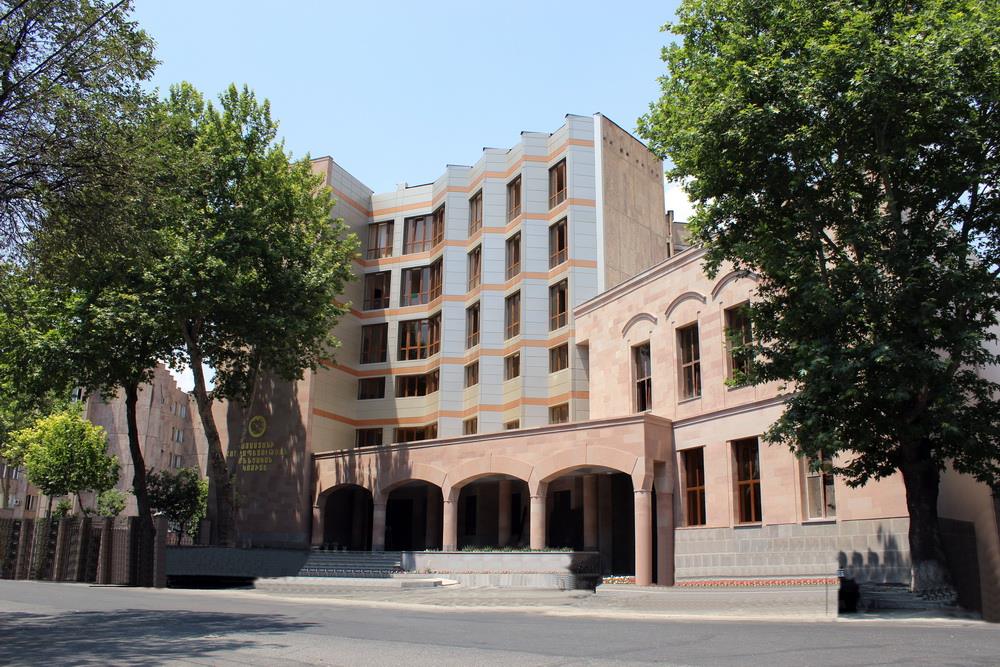 Ատրճանակները պահել են կնոջ և երեխայի ուղղությամբ, պահանջել ոսկյա զարդեր, գումար. Լոռիի ավազակության դեպքի վարույթի նախաքննությունը 3 անձի մասով ավարտվել է