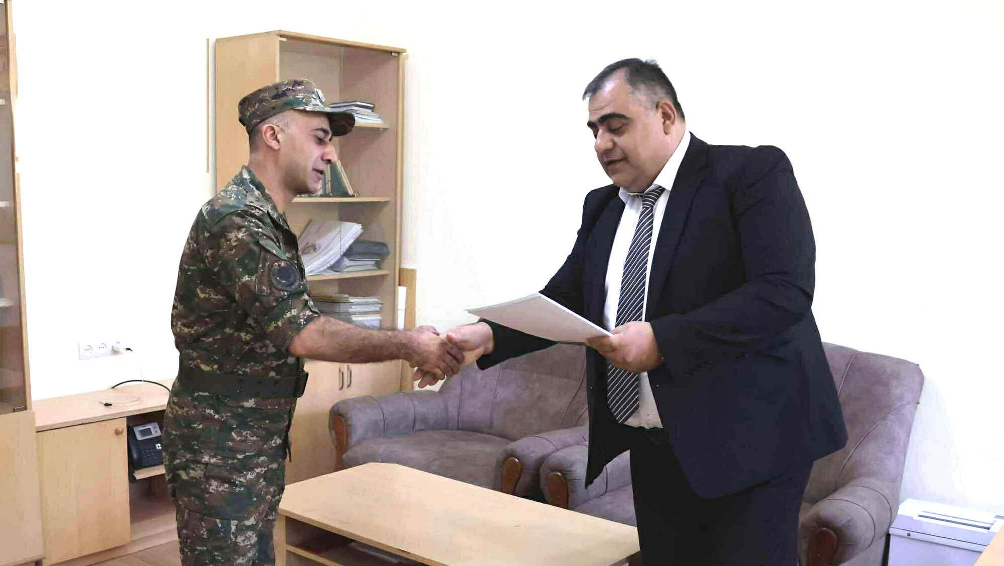 ՊՆ զինծառայողը պարգևատրվել է ՀՀ կարմիրգրքյան արջի քոթոթին  փրկելու համար