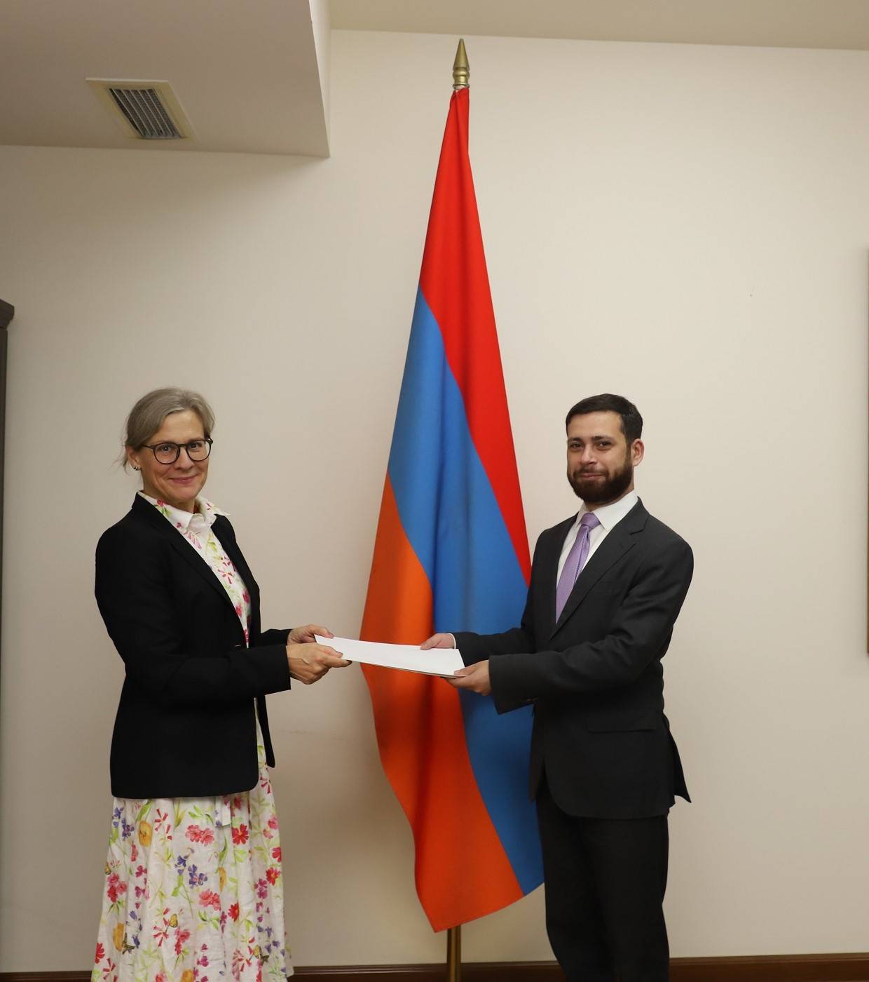 Շվեդիայի Թագավորության նորանշանակ դեսպանն իր հավատարմագրերի պատճենն է հանձնել ՀՀ ԱԳ նախարարի տեղակալին