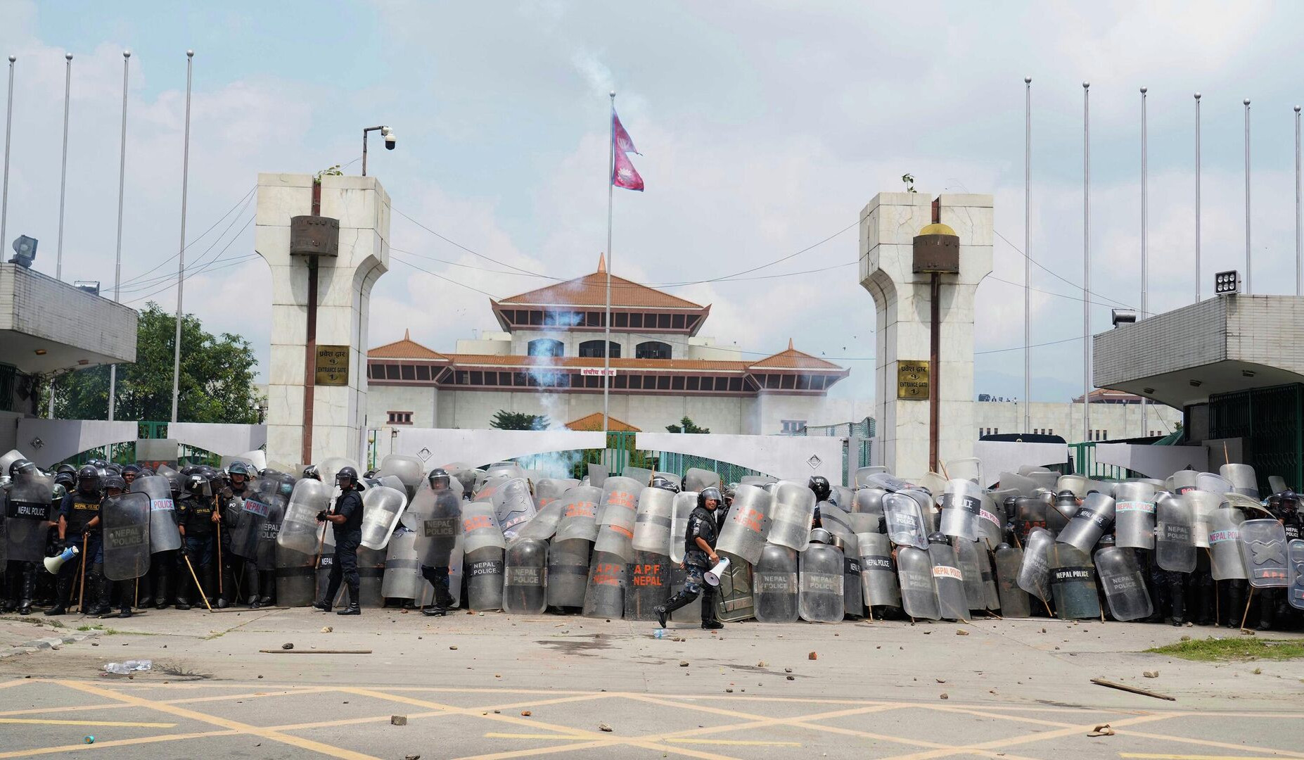 Президент Непала согласился назначить экс-главу Верховного суда премьером