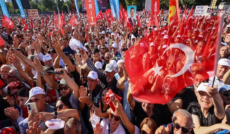 Türkiyədə müxalifətin etiraz aksiyalarında on minlərlə insan iştirak edib