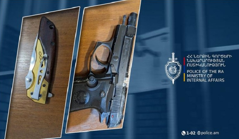 Պարեկները 28-ամյա քաղաքացու խուզարկությամբ ատրճանակ ու ծալովի դանակ են հայտնաբերել