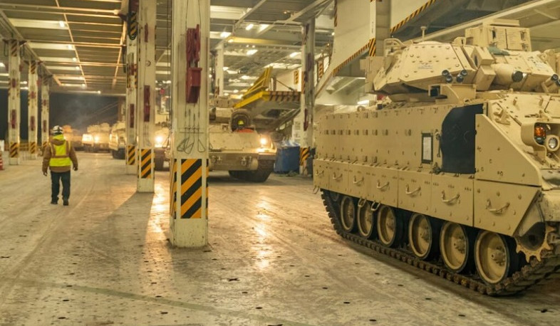 Вашингтон возобновляет поставки оружия Украине: Reuters