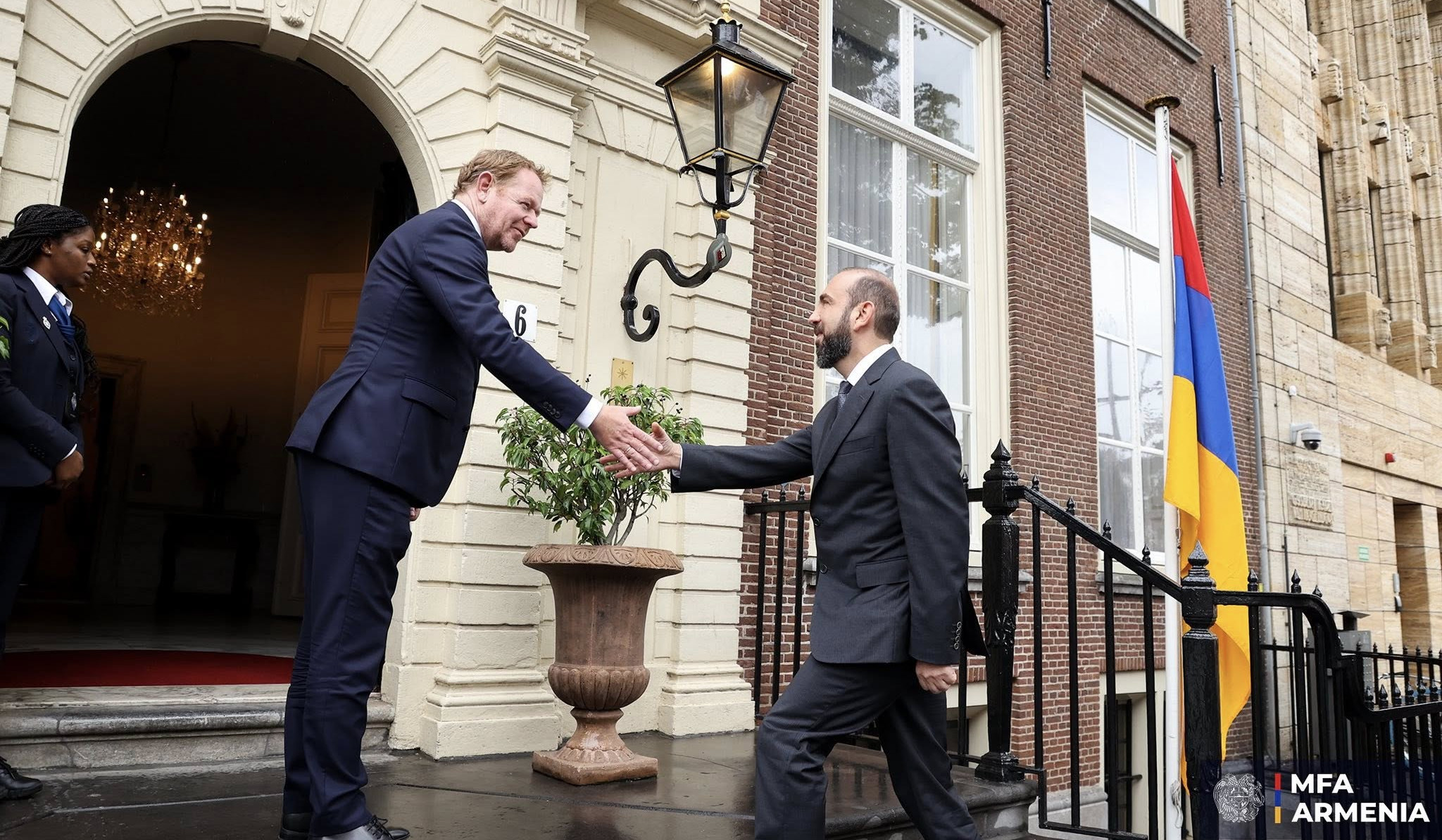 Ararat Mirzoyanın Haaqaya işgüzar səfəri Niderlandın xarici işlər naziri ilə təkbətək görüşlə başlayıb