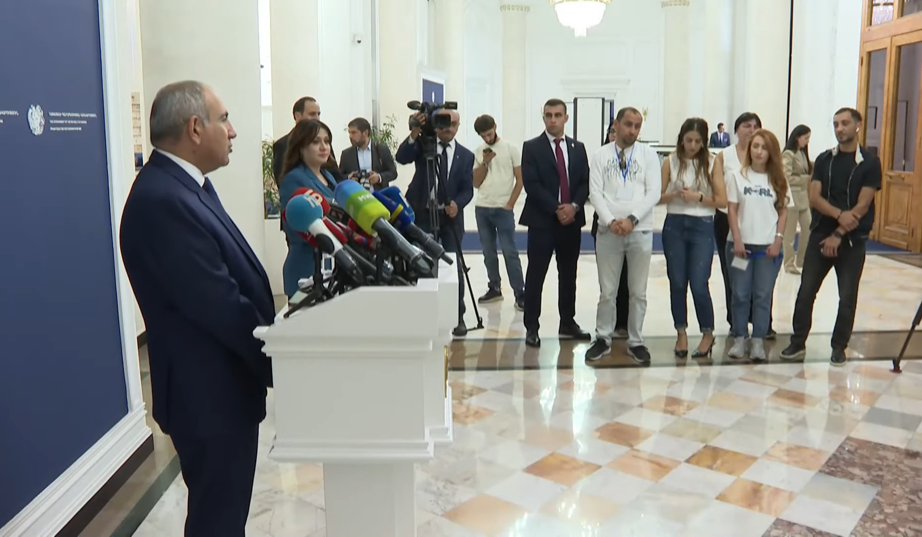 Փաշինյանը՝ մուտքի և ելքի անձնագրային կնիքների վրայից Արարատի պատկերը հանելու որոշման մասին