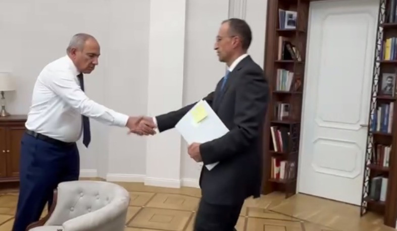 Նիկոլ Փաշինյանը աշխատանքային հանդիպում է ունեցել Արսեն Թորոսյանի հետ