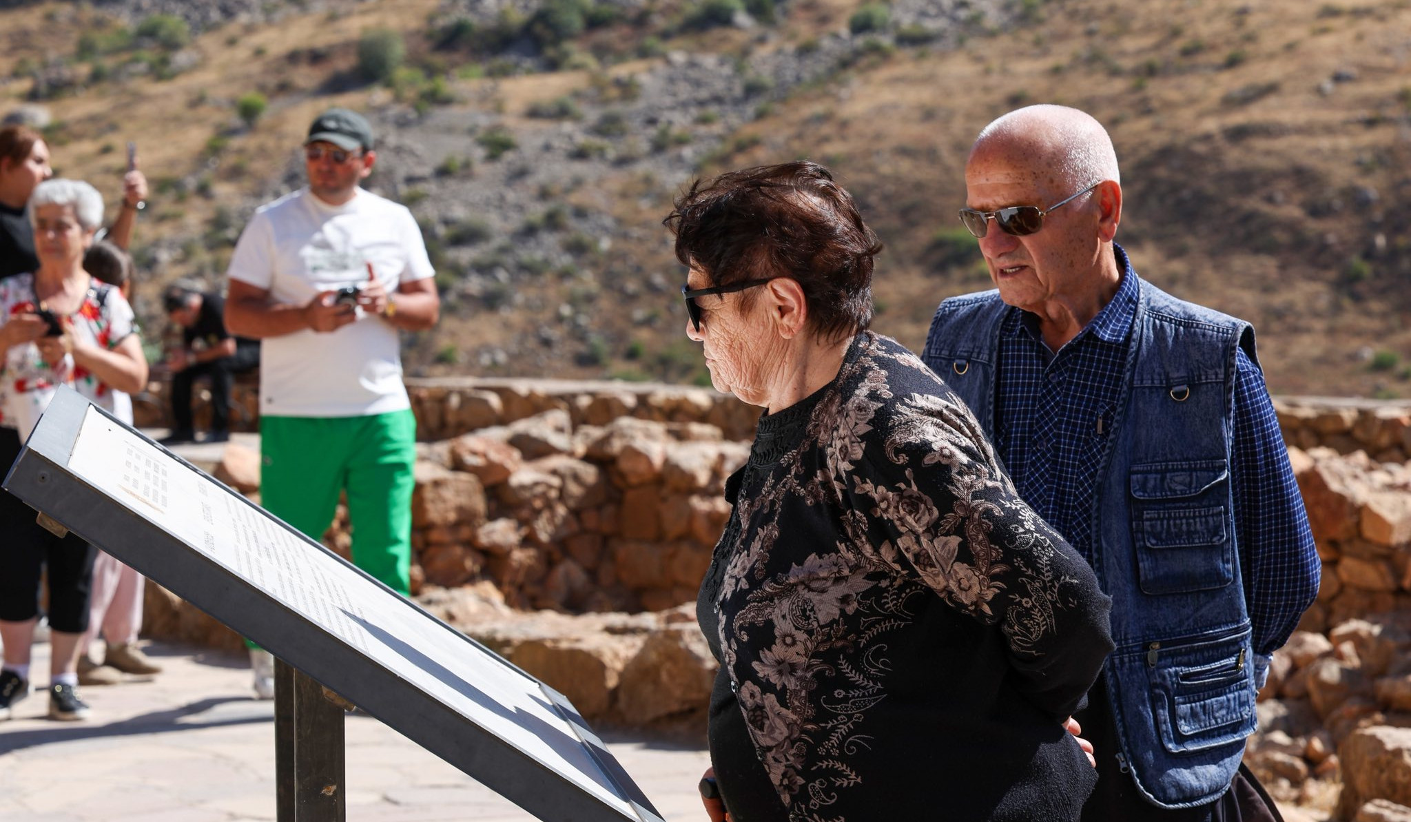 Երևանի քաղաքապետարանի նախաձեռնությամբ Նոր Նորք վարչական շրջանի տատիկներն ու պապիկներն այցելել են Խոր Վիրապ և Նորավանք