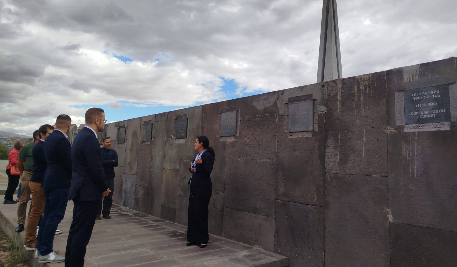 Fransanın Ermənistandakı səfirliyinin müdafiə missiyası Erməni Soyqırımı Memorial Kompleksini ziyarət edib