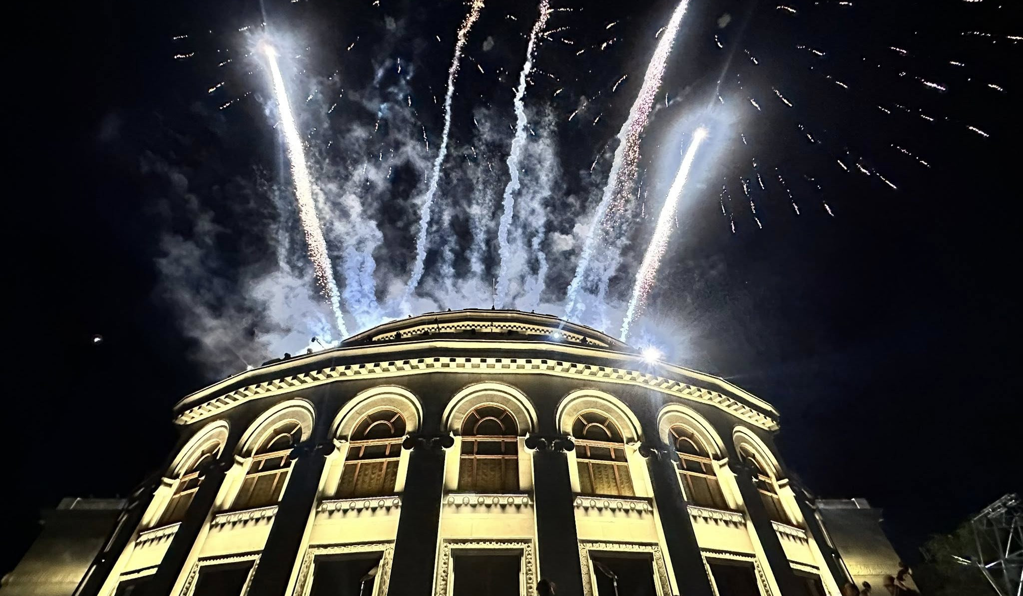 Անկախության օրը Օպերայի շենքը նոր լուսավորությամբ է ներկայացել երևանցիներին ու քաղաքի հյուրերին. Ավինյան