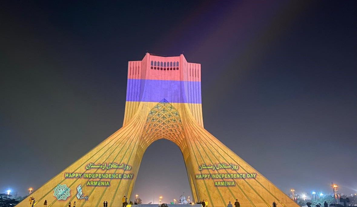 Հայաստանի անկախության 34-րդ տարեդարձի կապակցությամբ Թեհրանի Ազատության աշտարակը լուսավորվել է ՀՀ դրոշի գույներով