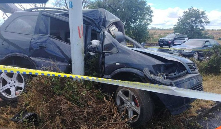 Օդանավակայանի ճանապարհին ավտոմեքենան բախվել է էլեկտրասյանը. կա տուժած