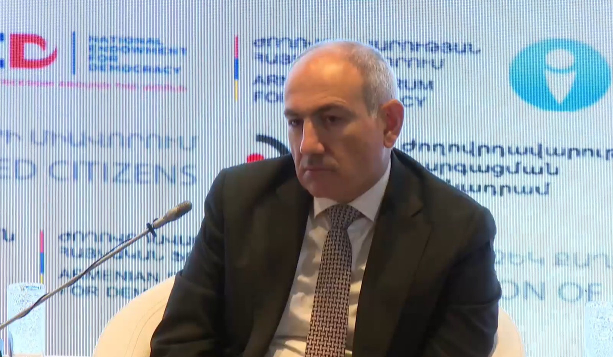 Nikol Paşinyan “Ermənistanda demokratiyanın keyfiyyəti: çağırışlar və qiymətləndirmə göstəriciləri” mövzusunda panel müzakirəsində iştirak edir