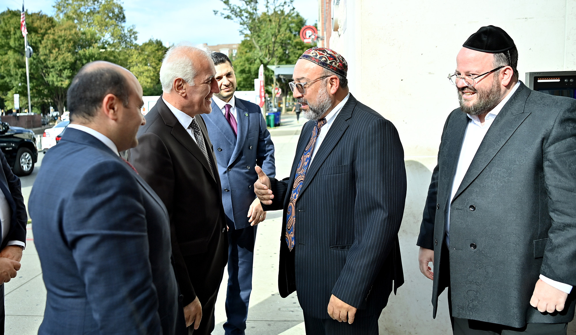 ՀՀ նախագահն այցելել է Քուինս շրջանի հրեական սինագոգ