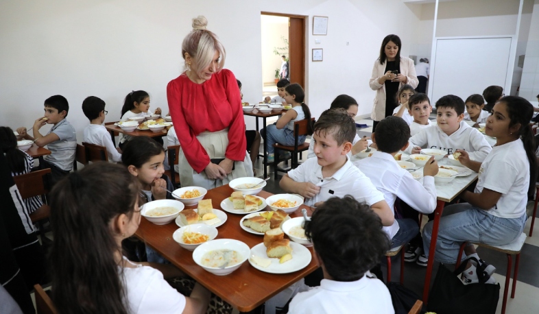 Չնախատեսված այցեր ուսումնական հաստատություններ․ փոխնախարարը ծանոթացել է սննդի կազմակերպման գործընթացին և զրուցել երեխաների հետ