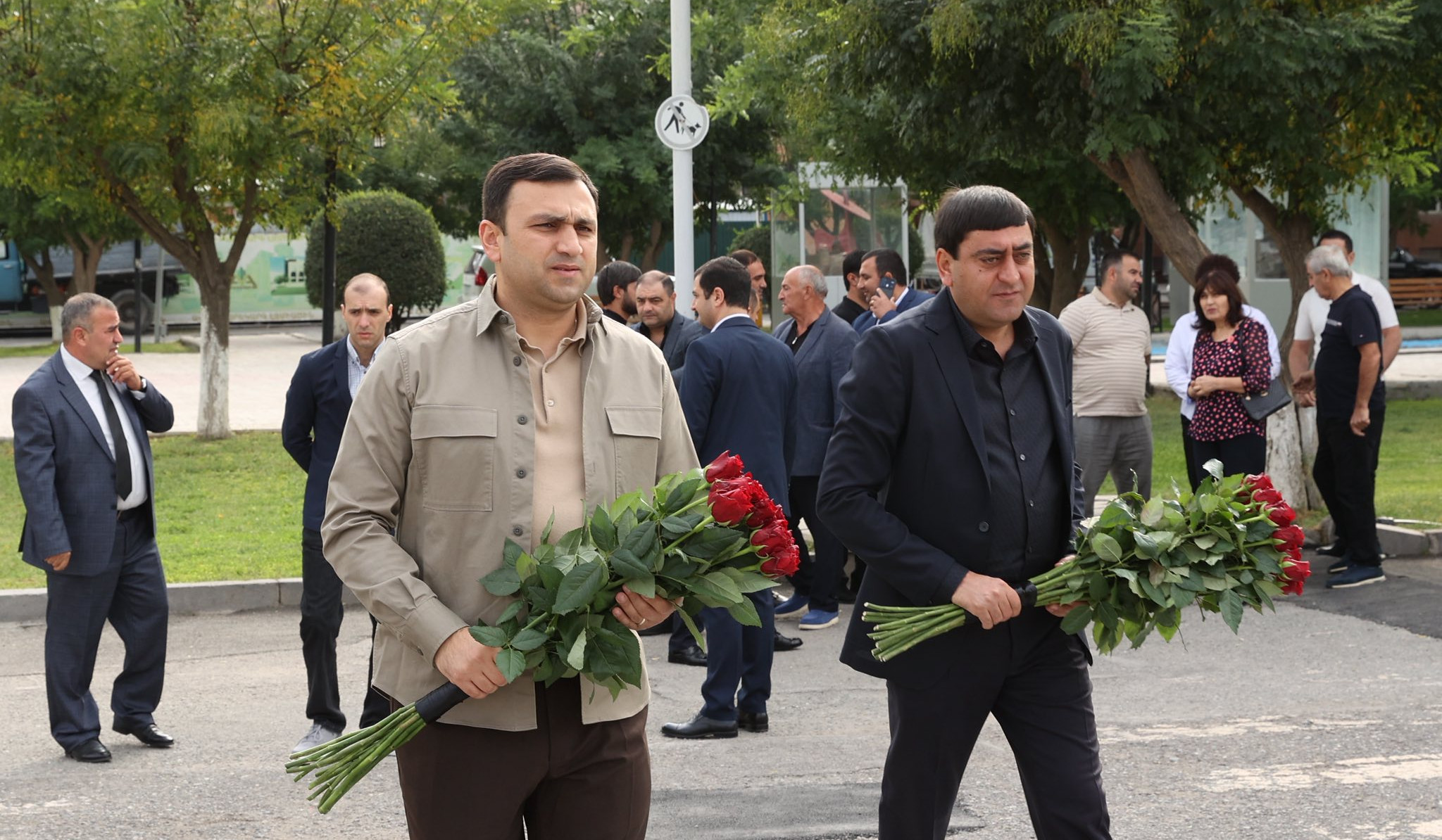 Արմավիրի մարզպետը Վաղարշապատի ղեկավարի պաշտոնակատարի հետ հարգանքի տուրք է մատուցել 44-օրյա պատերազմի զոհերի հիշատակին