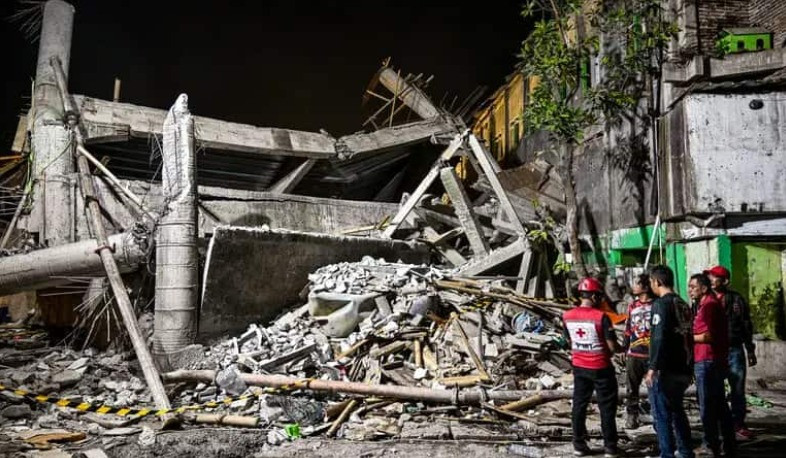 По меньшей мере один погибший, 98 пострадавших, дети под завалами: В Индонезии во время молитвы обрушилась школа-интернат