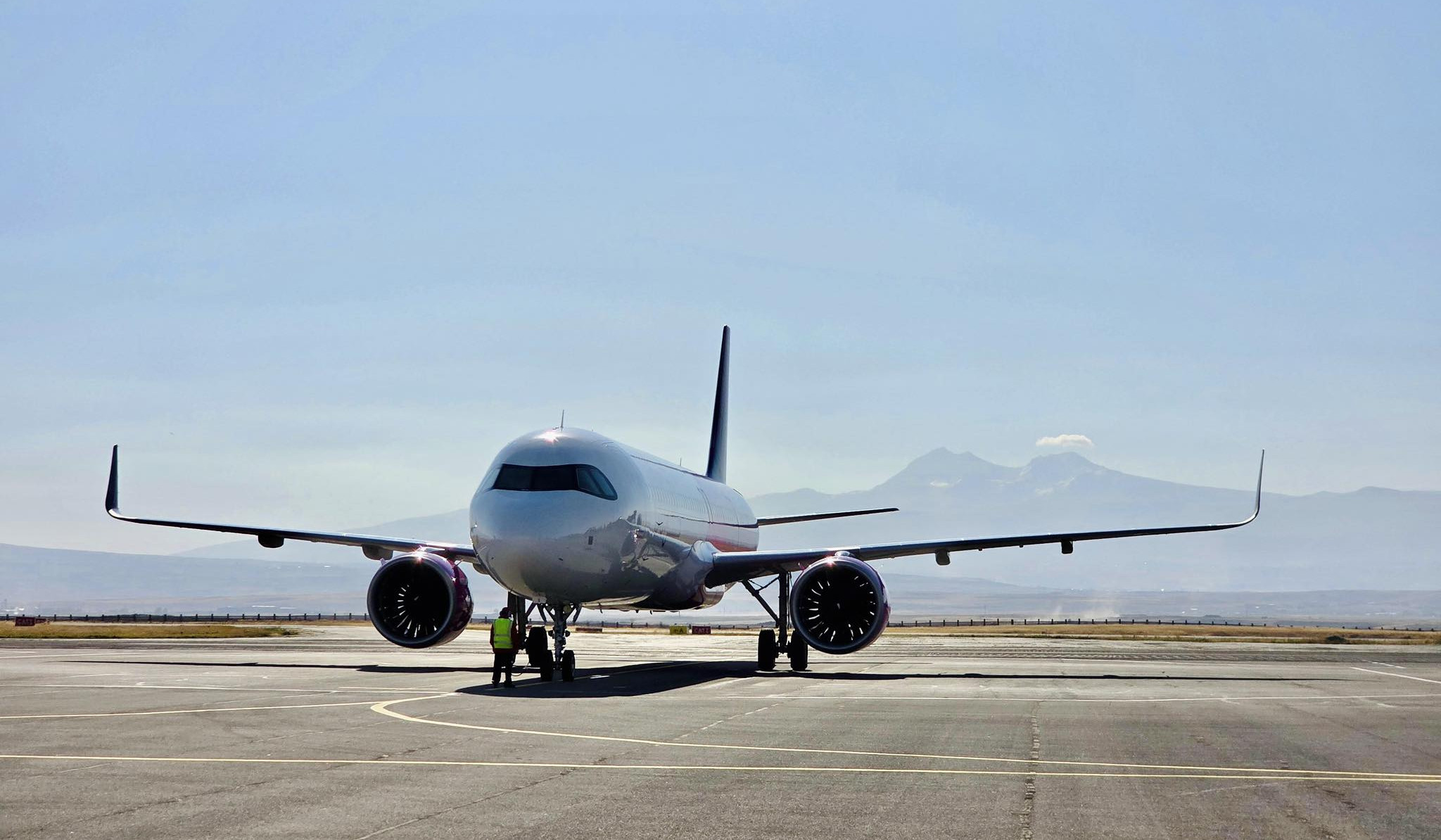 Այսօրվա առաջին չվերթով Գյումրիից Լառնակա է մեկնել 98 ուղևոր, հակառակ ուղղությամբ՝ 23 ուղևոր. Խուդաթյան