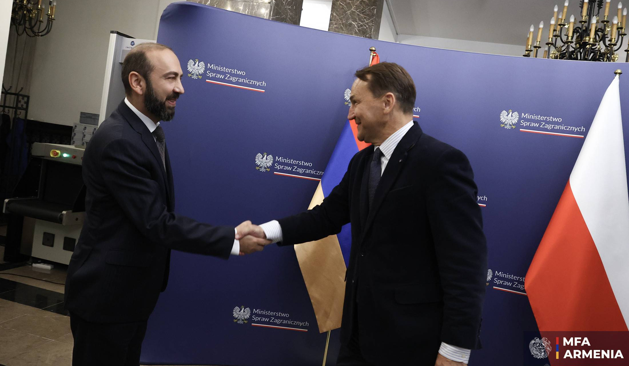 Мирзоян и Сикорский обсудили возможные направления углубления партнерства между Арменией и Польшей