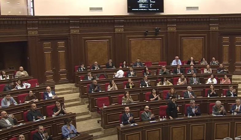 ԱԺ պատգամավորները ծափերով ողջունեցին  «Հայաստանի և Ադրբեջանի միջև խաղաղության հաստատման վերաբերյալ» հայտարարությյան նախագծի ընդունումը