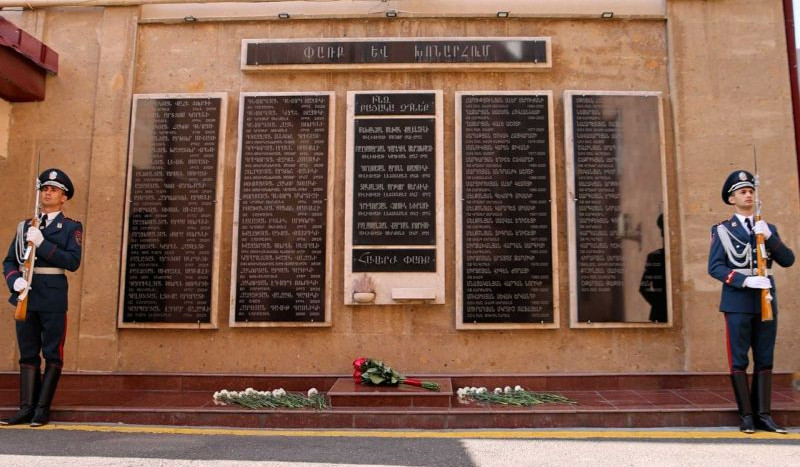 44-օրյա պատերազմի այս օրը հրթիռակոծության հետևանքով զոհվել է ոստիկանության 27 ծառայող. ՆԳ նախարարը հարգանքի տուրք է մատուցել