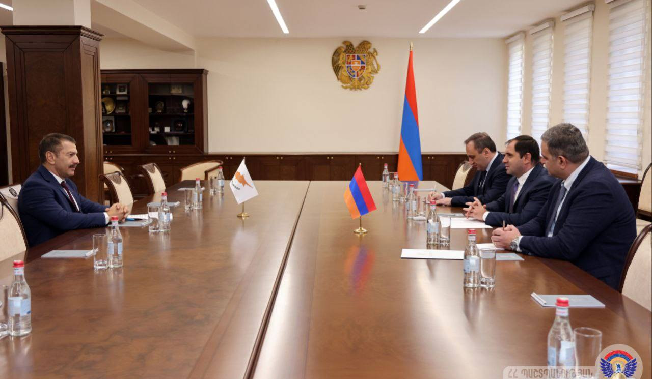 Papikyan və Kipr səfiri Ermənistan-Kipr müdafiə sahəsində əməkdaşlıq məsələlərini müzakirə ediblər