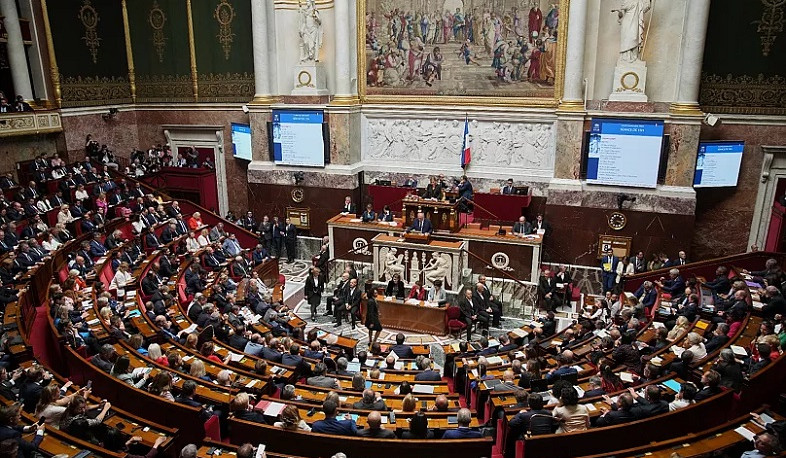 Уходящий премьер Лекорню пытается спасти Францию от раскола